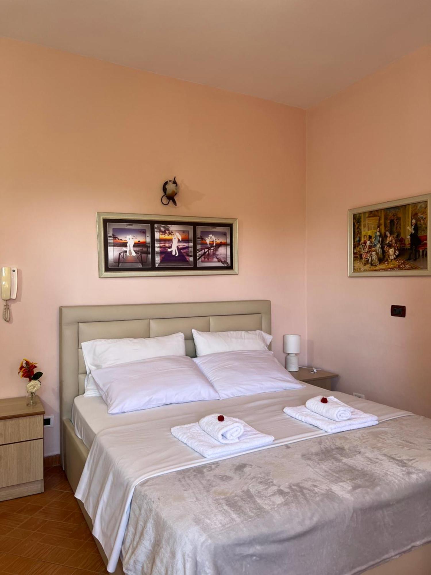 3 Hotel *